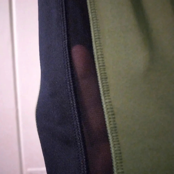 Vs PINK high waist 7/8 LEGGING WITH MESH-small like new - Picture 5 of 9